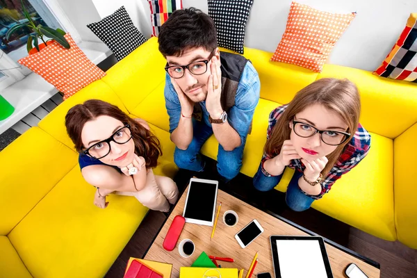 Drie nerds op de Bank — Stockfoto