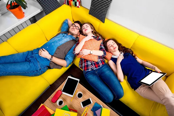 Slapende en moe studenten op de Bank — Stockfoto