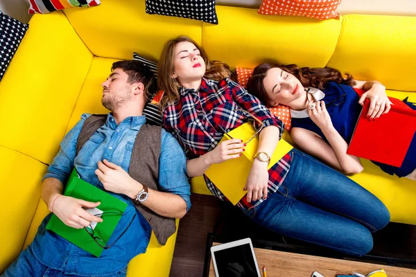 Schlafende und müde Studenten auf der Couch — Stockfoto