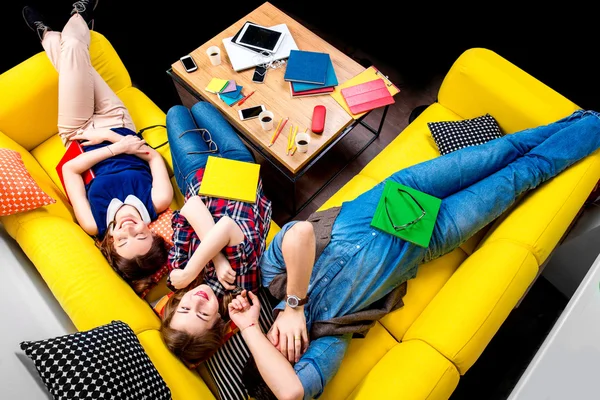 Spící a unavená studenti na gauči — Stock fotografie