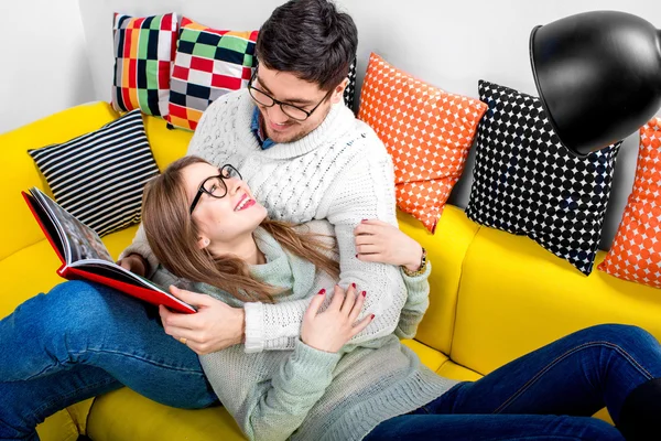 Paar zu Hause auf der Couch — Stockfoto