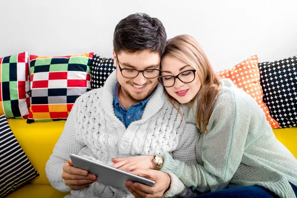 Couple sur le canapé à la maison — Photo