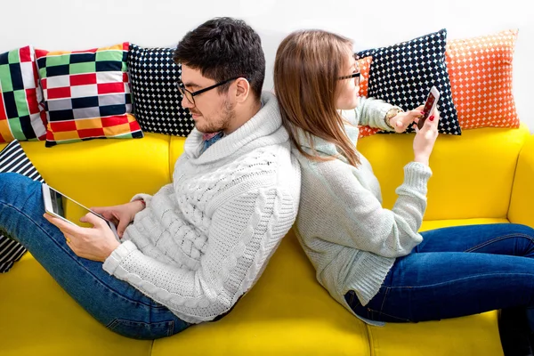 Couple sur le canapé à la maison — Photo