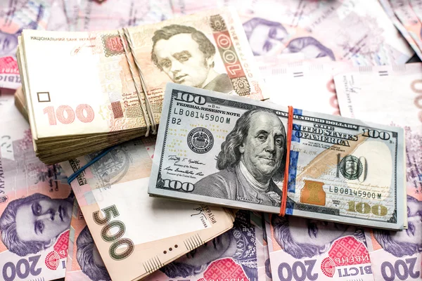 Украинские и американские деньги — стоковое фото
