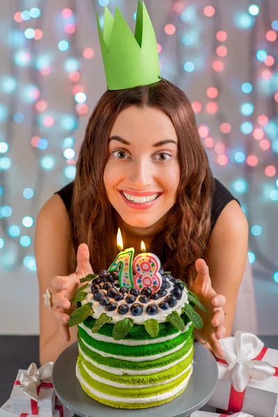 Menina com bolo de aniversário feliz — Fotografia de Stock