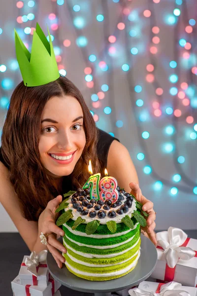 Menina com bolo de aniversário feliz — Fotografia de Stock