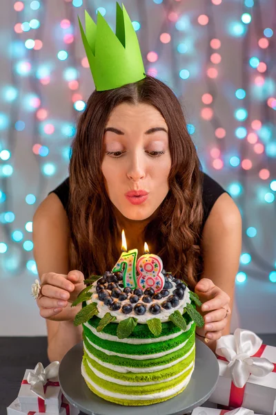 Chica con pastel de cumpleaños feliz — Foto de Stock