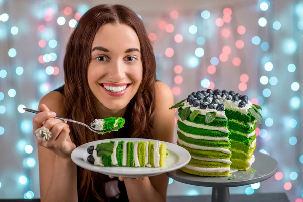 Menina com bolo de aniversário feliz — Fotografia de Stock