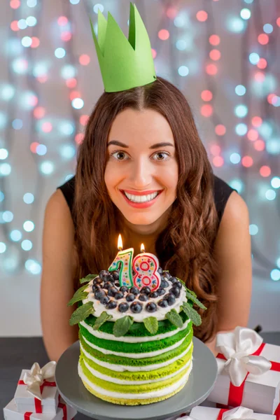 Flicka med födelsedagen kaka — Stockfoto