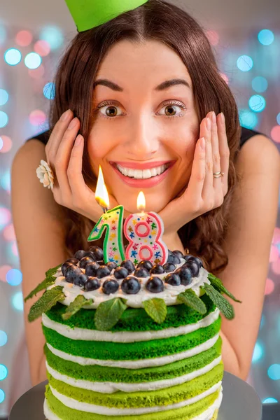 Menina com bolo de aniversário feliz — Fotografia de Stock