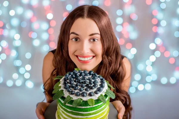 Dívka s dort k narozeninám — Stock fotografie