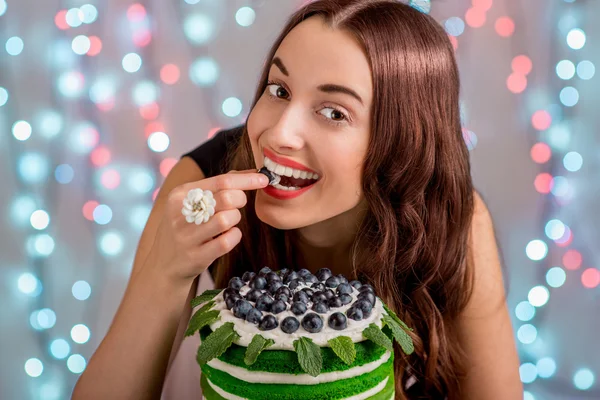 Fille avec gâteau d'anniversaire heureux — Photo