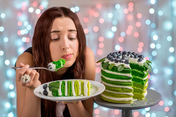 Chica con pastel de cumpleaños feliz —  Fotos de Stock