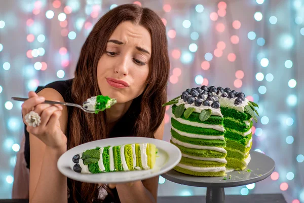 Flicka med födelsedagen kaka — Stockfoto