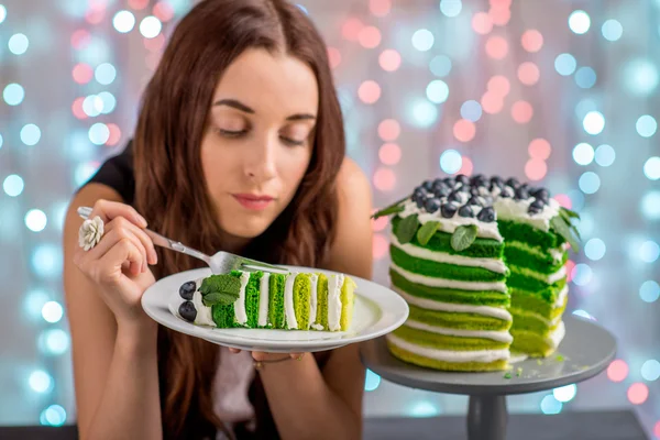 Chica con pastel de cumpleaños feliz —  Fotos de Stock