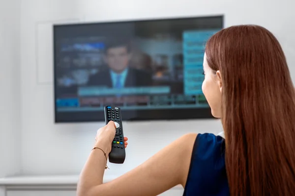 Femme regarder la télévision — Photo