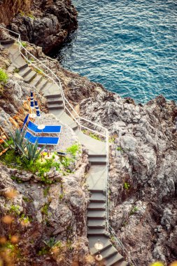 Akdeniz kayaya merdivende
