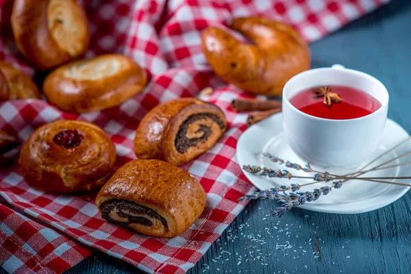 Buns and tea — Stock Photo, Image