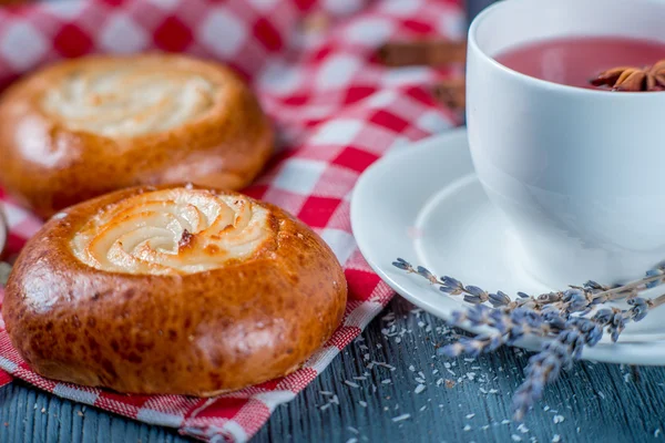 Buns and tea — Stock Photo, Image