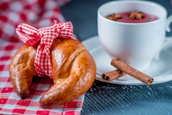 Buns and tea — Stock Photo, Image