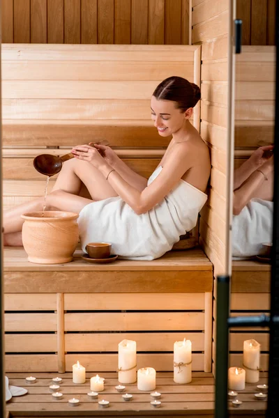 Donna in sauna — Foto Stock