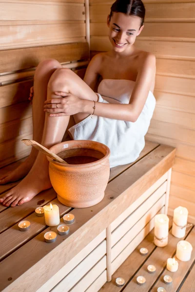 Mujer en Sauna — Foto de Stock