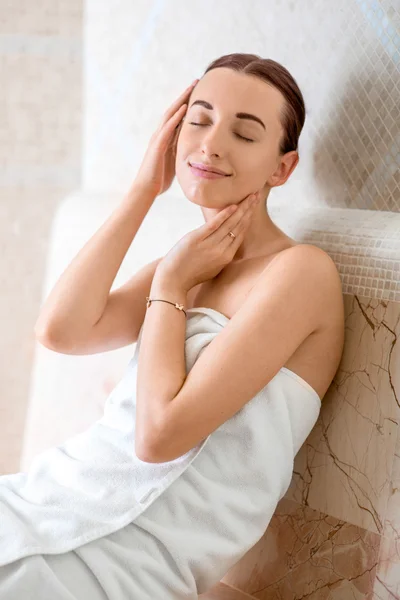 Mulher na sauna romana — Fotografia de Stock