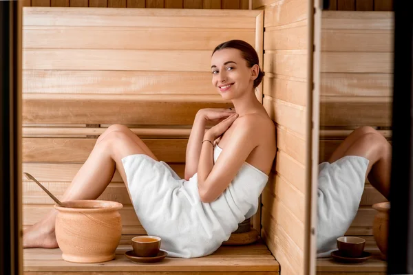 Donna in sauna — Foto Stock
