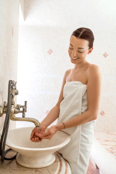 Vrouw in de badkamer — Stockfoto