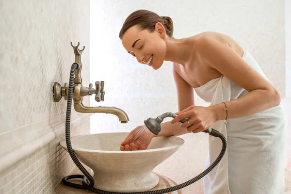 Femme dans la salle de bain — Photo