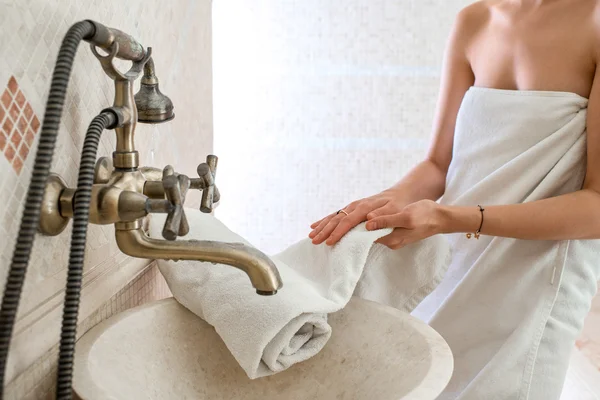 Las manos de secado en el baño — Foto de Stock