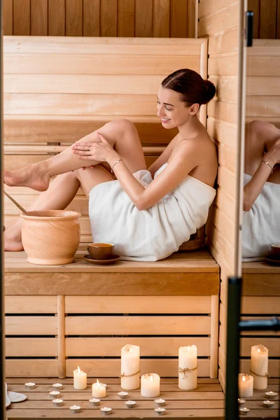 Kobieta w saunie — Zdjęcie stockowe