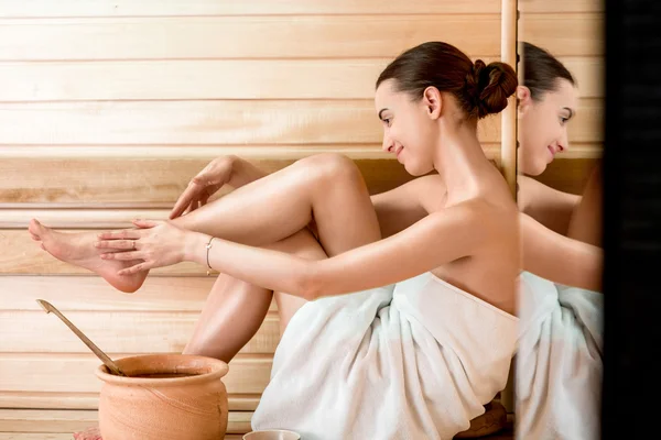 Femme dans le sauna — Photo