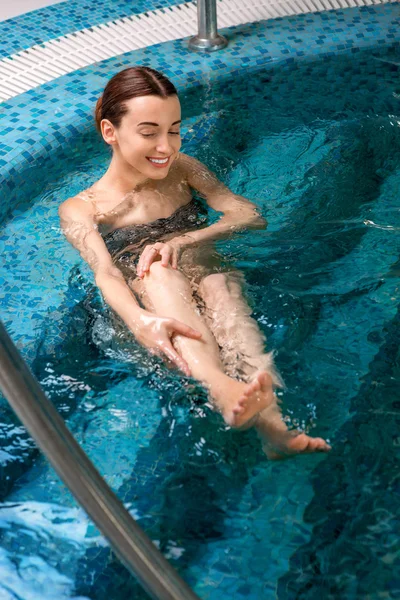 Vrouw in het zwembad — Stockfoto