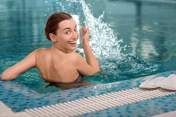 Mulher na piscina — Fotografia de Stock