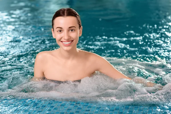 Femme dans la piscine — Photo