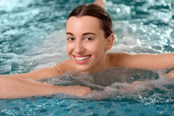 Femme dans la piscine — Photo