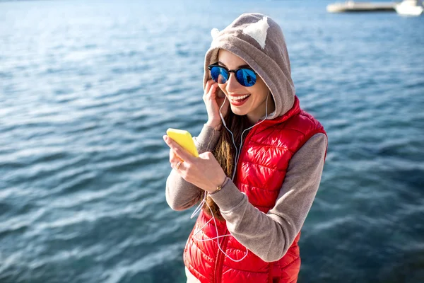 Sport vrouw op het strand — Stockfoto