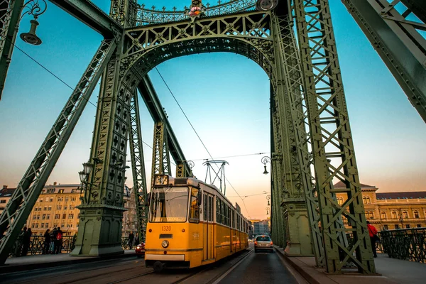 Ponte a catena e tram — Foto Stock