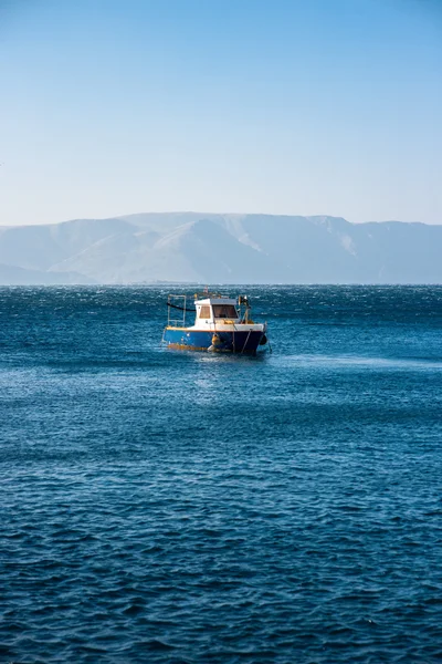 Рыбацкая лодка в море — стоковое фото