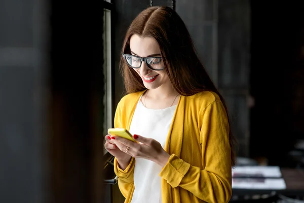 Kvinna med telefon — Stockfoto