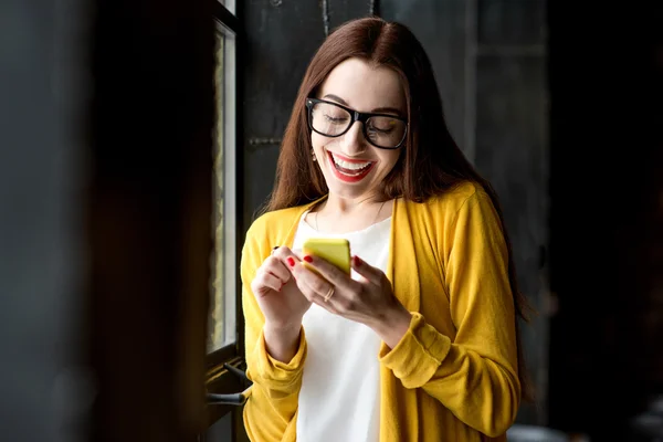 Kvinna med telefon — Stockfoto