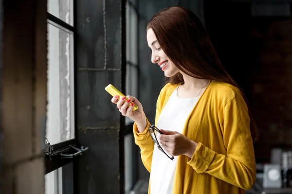 Mulher usando telefone — Fotografia de Stock