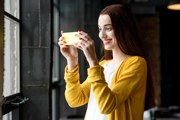 Kvinna med telefon — Stockfoto