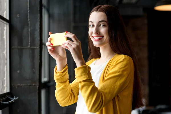 Kvinna med telefon — Stockfoto