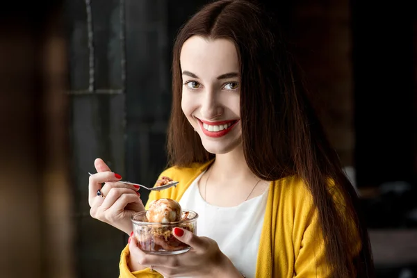 Femme manger de la crème glacée dans le café — Photo
