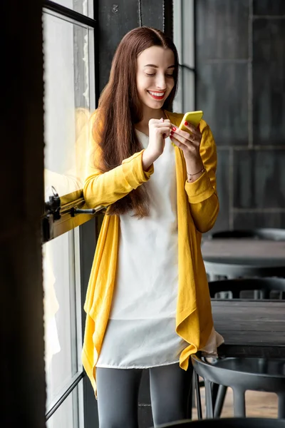 Femme utilisant le téléphone — Photo