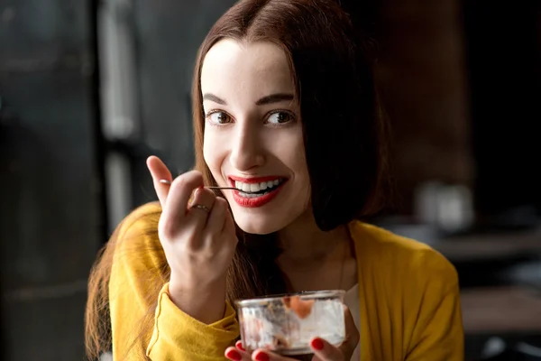 Donna mangiare gelato nel caffè — Foto Stock