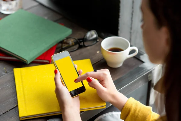 Met behulp van slimme telefoon — Stockfoto