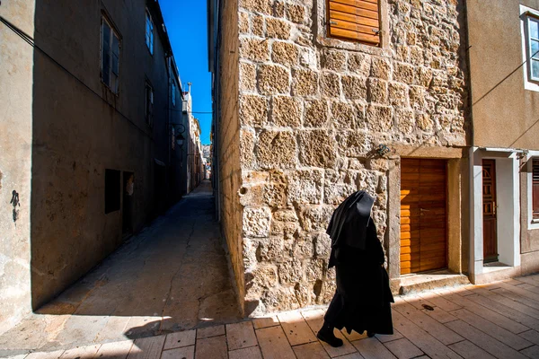 Nun berjalan di kota tua — Stok Foto